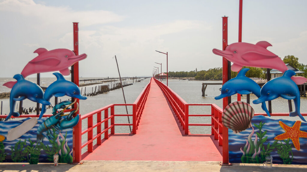 The Red Bridge (Dolphin Watching Area) // สะพานแดง จุดชมวิวปลาโลมา